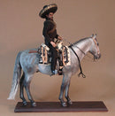 Escultura  Cavalo tordilho com sela chomiteada. + Personagem
