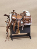 Escultura  Sela Cela De Cavalo Americana + Baixeiro