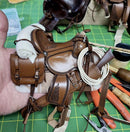 Escultura  Sela Cela De Cavalo Americana + Baixeiro