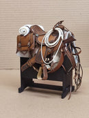 Escultura  Sela Cela De Cavalo Americana + Baixeiro